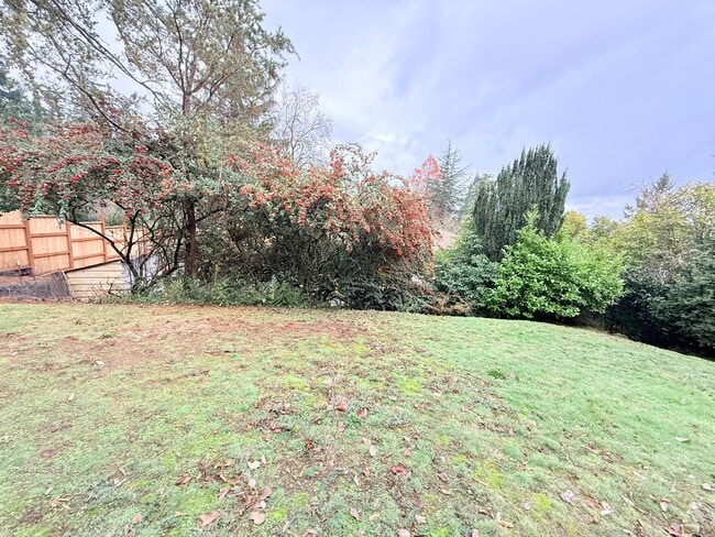 Building Photo - Beautiful 4 Bedroom Home with Fully Fenced Backyard!