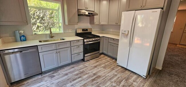 Building Photo - For Rent 3 bedroom 2 bath 2 car garage, Mi...