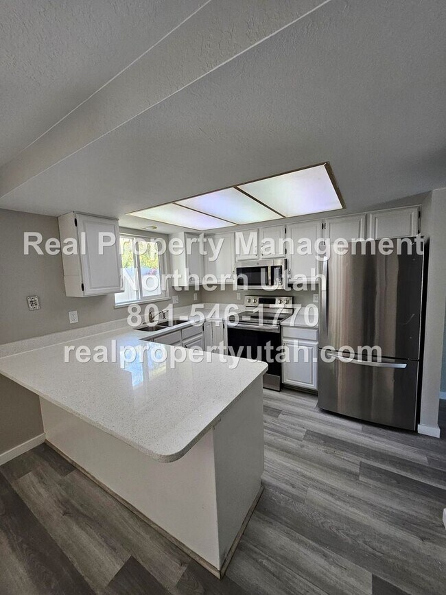 Building Photo - Lovely 5 Bedroom Home in Layton Available Now!