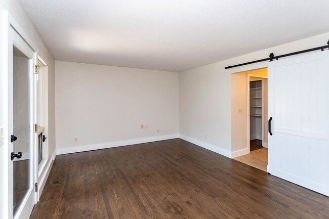 Building Photo - Beautiful Townhome in Central Colorado Springs!