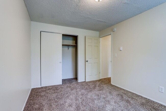 Building Photo - Remoduled 2x1 unit available Dec 1st!!