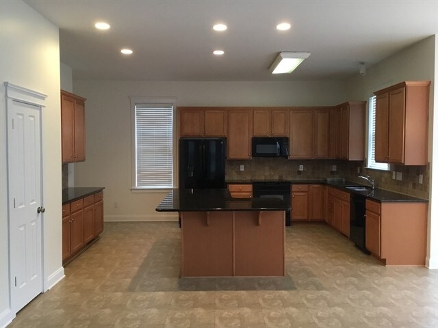 Building Photo - 15612 Waterfront Dr