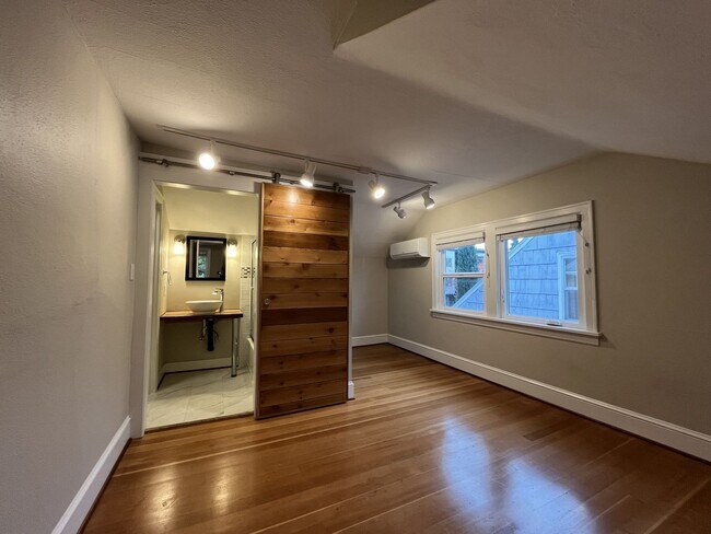 Building Photo - Charming 4-Bedroom Portland Home with Spac...