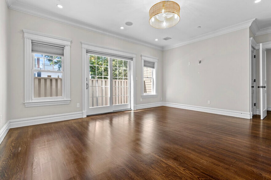 Building Photo - 161 Tudor St