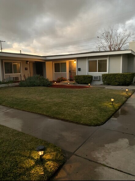 Primary Photo - 2729 W Yale Ave