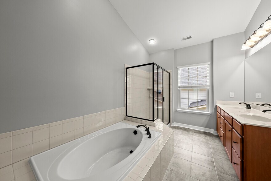 Building Photo - 1004 Crinoline Ln