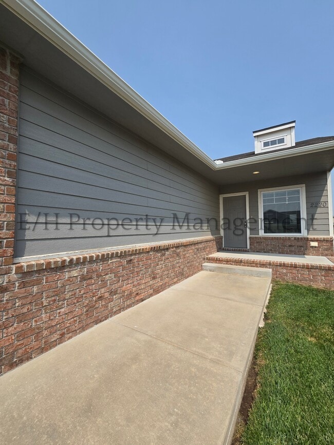 Building Photo - 2220 E Village Estates Dr