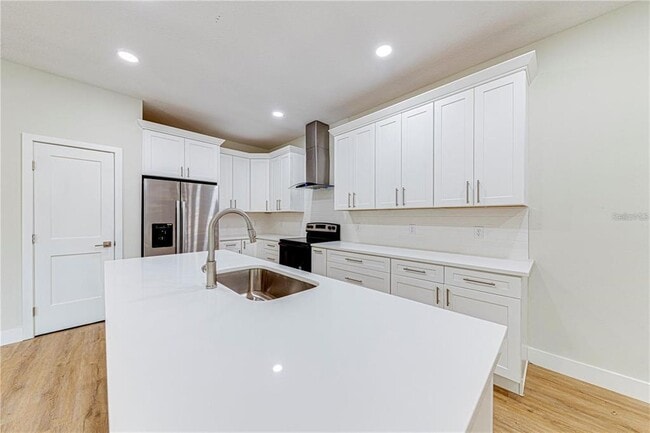 Building Photo - 247 N Pine Ave