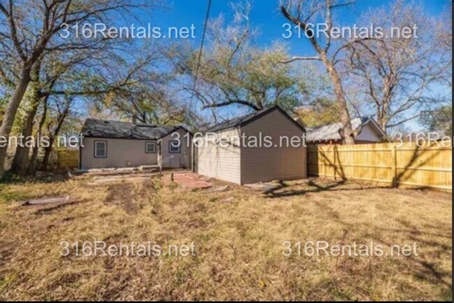 Building Photo - $995 - 2 bed 1 bath - COMING SOON! Single Family Home