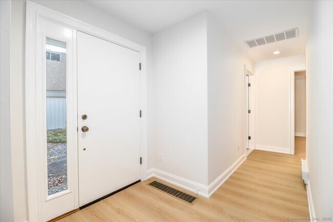 Building Photo - 929 Heritage Vlg