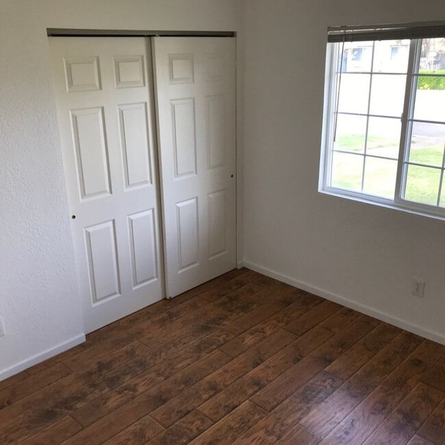 Building Photo - Duplex Style Unit - Quiet Anderson Neighborhood