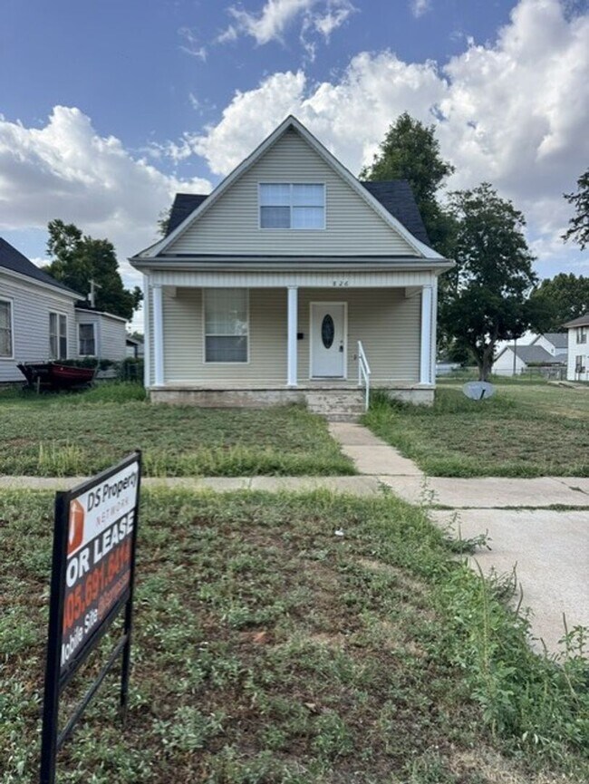 Building Photo - 3 bed 2.5 baths with new paint, carpet and appliances in Chickasha! ready for move in!