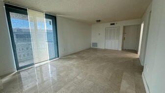 Building Photo - 919 Hillcrest Dr