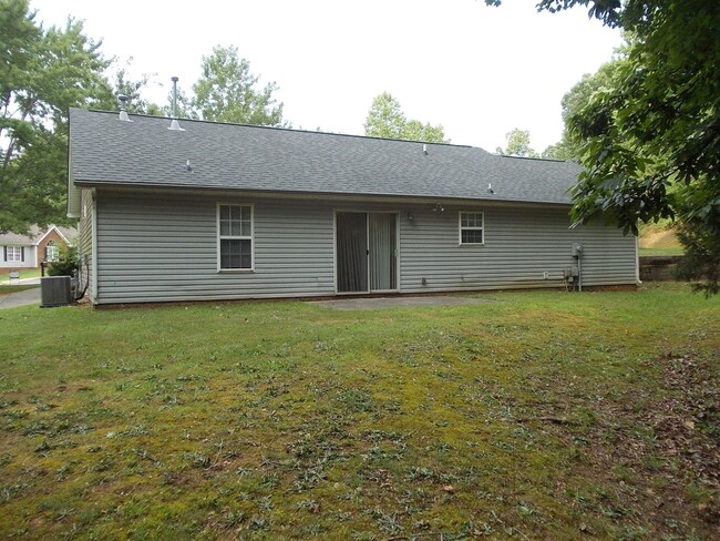 Building Photo - Nice 3 Bed, 2 Bath Ranch home in Hemby Woo...