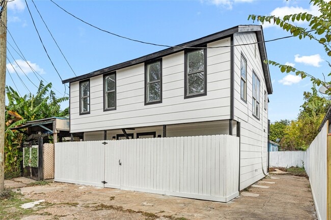 Building Photo - 3229 Holman St