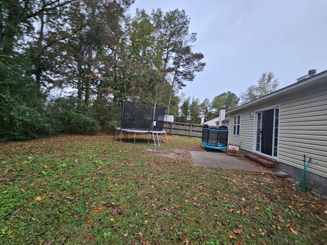 Building Photo - Well Maintained, 3 Bedroom Home on a Corne...