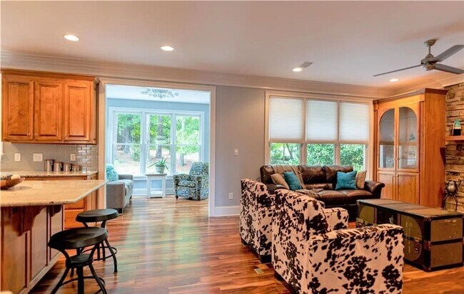 Building Photo - 4 bedroom/ 3.5 bathroom- Stonehouse