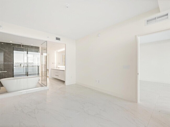 Building Photo - 700 NE 24th St