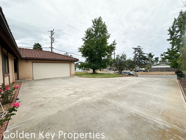 Building Photo - Single-level 4-Bedroom home on a large cor...