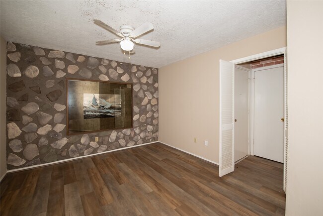 Building Photo - 16774 Glen Eagle Dr N