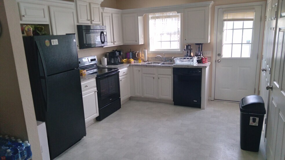 Kitchen - 109 Smith St