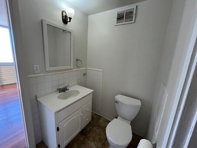 Building Photo - Woodrose (Honolulu) - Basic cable/electricity included!! 2 bedroom, 1.5 bathroom, 1 parking