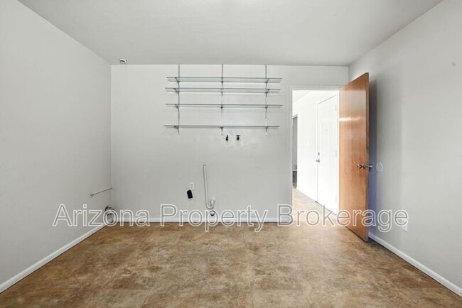 Building Photo - 429 N Saguaro
