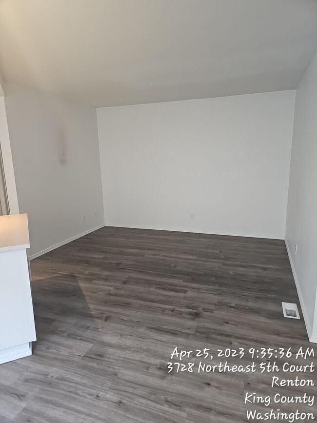 Building Photo - Renton highlands 2 story home for rent, 3 bedroom 2.5 bath with 2 car garage, Avail April 15th!