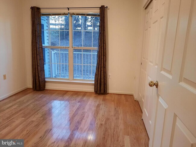 Building Photo - 7011 Falls Reach Dr