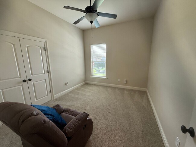 Building Photo - 908 Lakehaven Dr