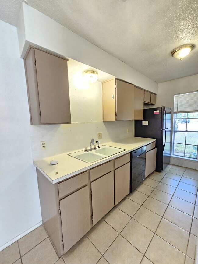 Building Photo - 2 bed/1 bath duplex with flex room