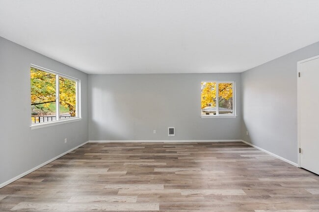 Building Photo - Charming, newly renovated West Linn apartment