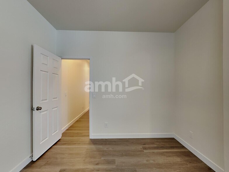 Building Photo - 8854 W Northview Ave