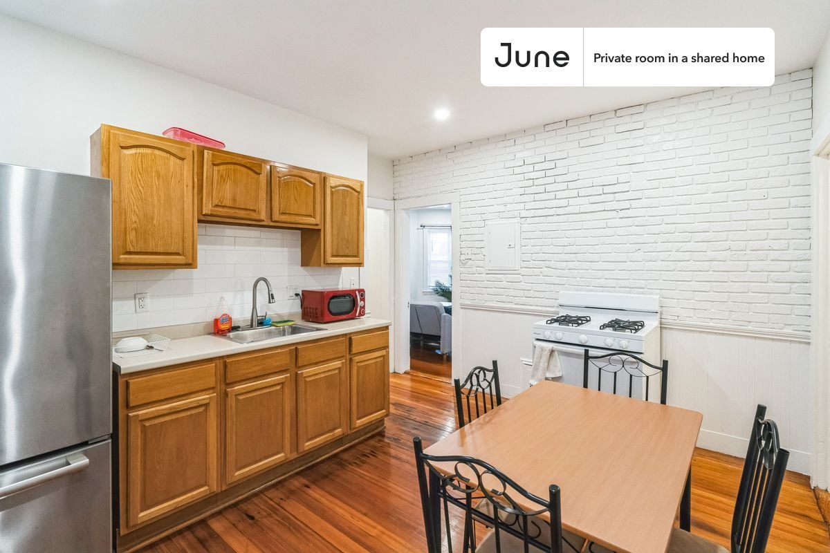 Building Photo - Room in Shared 3 bed/1 bath home