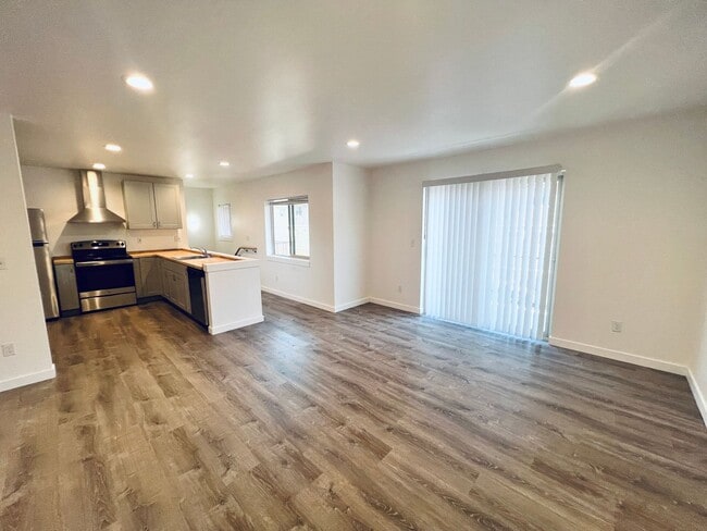 Building Photo - Almost new 3 bedroom, 3 bath Townhome