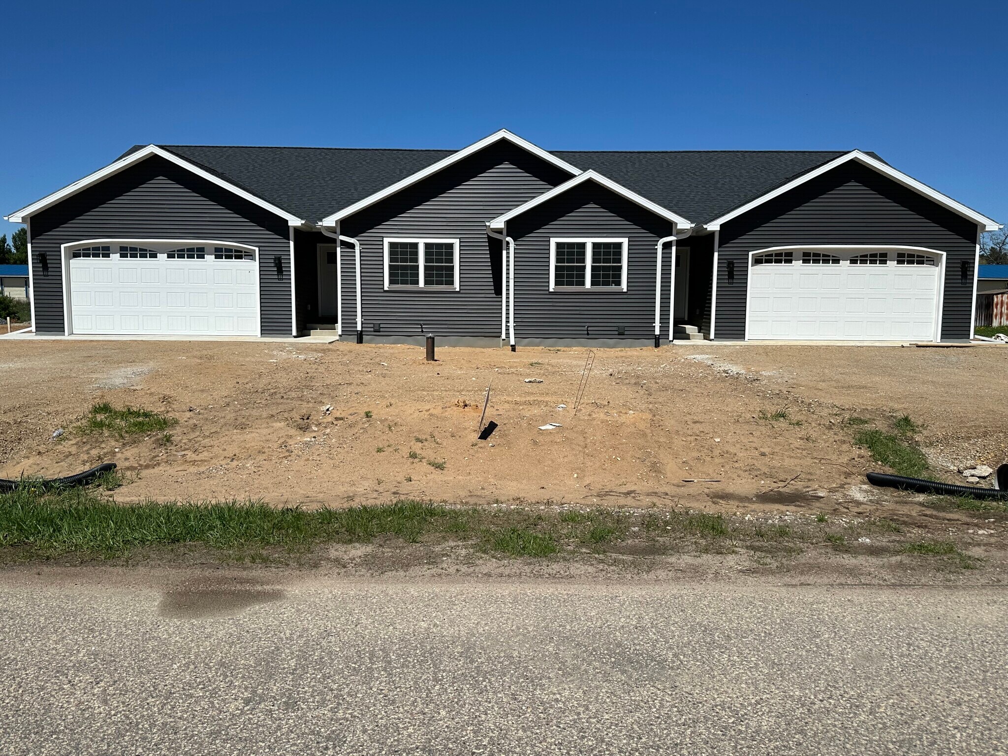 Building Photo - E1590 Raymond Dr