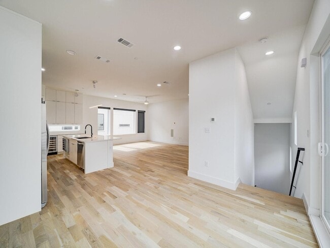 Building Photo - 2916 Hawthorne Ave