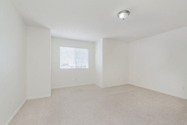 Building Photo - Beautiful brick townhome in Fishers’ Hannover