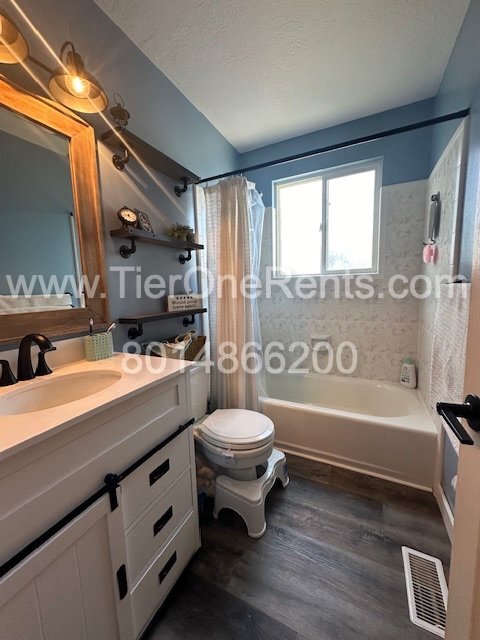Building Photo - This property offers a NO DEPOSIT option available for qualified renters!