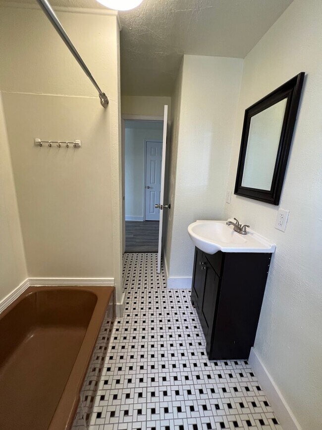 Building Photo - Updated 1BR 1 Bath house with office now available!