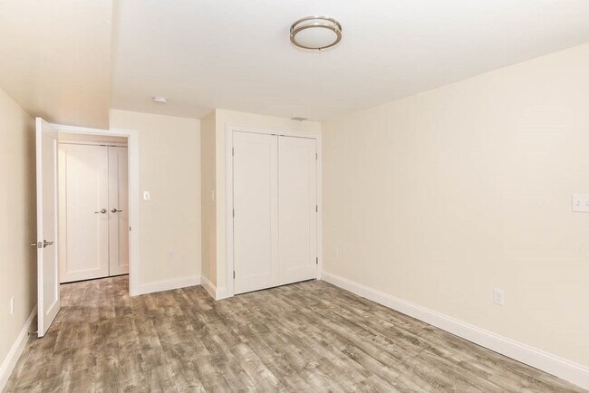 Building Photo - 77 Rock Glen Rd