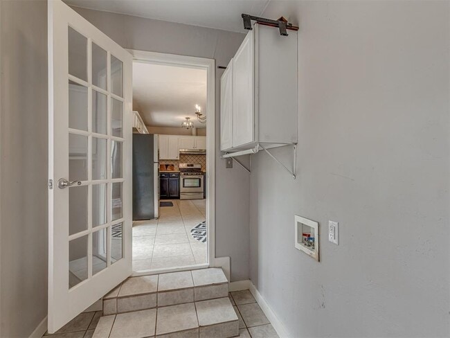 Building Photo - 300 N Fretz Ave