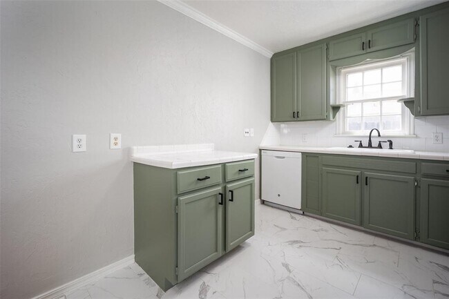 Building Photo - 906 NW 46th St