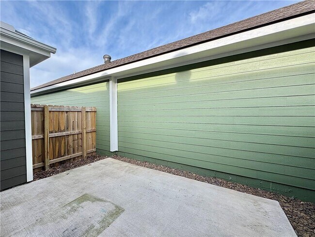 Building Photo - 708 NE Hts Ln