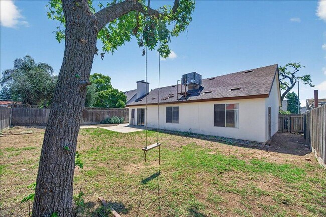 Building Photo - Nicely Remodeled North Fresno 3/2