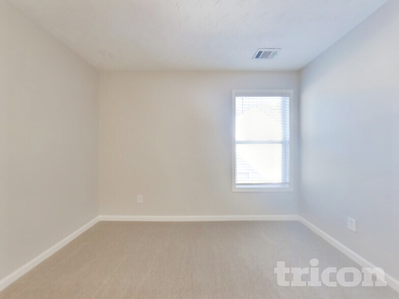 Building Photo - 2345 Village Green Dr