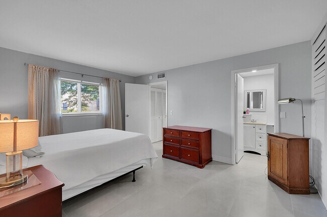 Building Photo - 646 Flanders N