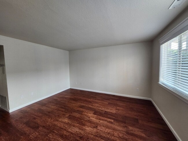 Building Photo - $500 off First Month's Rent- Updated N. Richland Townhome, Short Walk to the River!