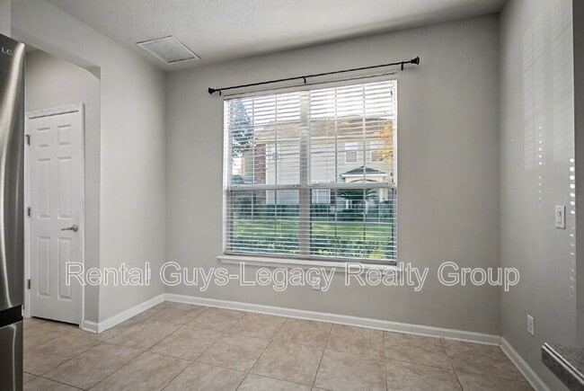 Building Photo - 6986 Roundleaf Dr