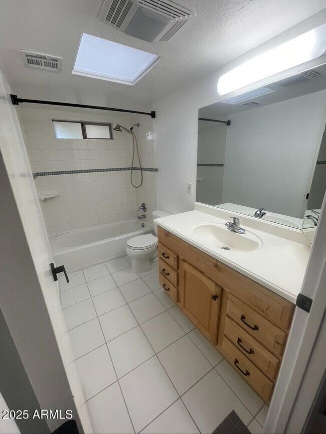 Building Photo - 5650 N 10th St